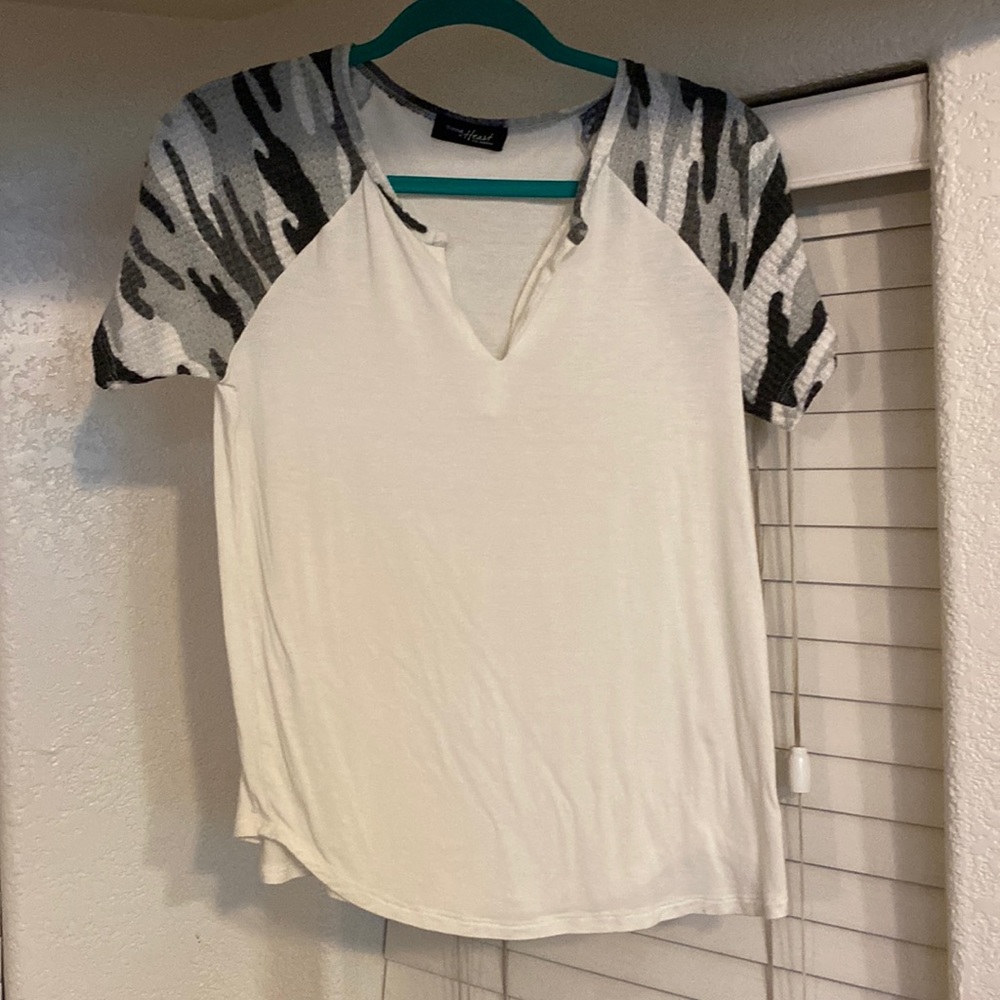Young at heart – Lightweight T-shirt with V-Neck cut